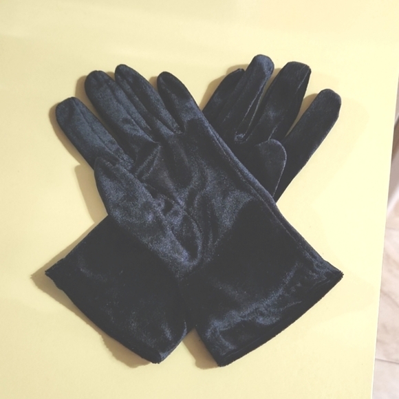 Bloomingdale's Accessories - Bloomingdale's Black Velvet Dress Gloves